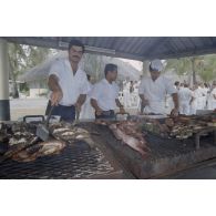 Dégustation de langoustes et poissons grillés, pêchés sur site, par la délégation de membres du gouvernement et d'élus du territoire polynésien en visite sur l'atoll de Moruroa.