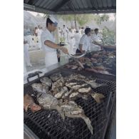 Dégustation de langoustes et poissons grillés, pêchés sur site, par la délégation de membres du gouvernement et d'élus du territoire polynésien en visite sur l'atoll de Moruroa.