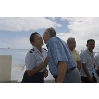 Gaston Flosse, président de la Polynésie française, salue des personnels polynésiens du centre d'expérimentations du Pacifique (CEP) lors de la visite d'une délégation de membres du gouvernement et d'élus du territoire polynésien sur l'atoll de Moruroa.