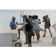 interview de Gaston Flosse, président de la Polynésie française, par un journaliste de RFO Tahiti et par l'adjudant Hervé Kéraval, preneur de son à l'ECPA, ici à la caméra.