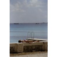 Séance de bronzage pour une demoiselle employée du Commissariat à l'énergie atomique (CEA) sur l'atoll de Moruroa.