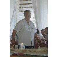 Avant le repas, un membre de la délégation évangélique, padré tahitien, prononce une allocution, lors de la visite d'une délégation de membres du gouvernement et d'élus du territoire polynésien sur l'atoll de Moruroa.