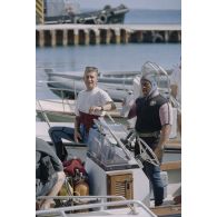 Les plongeurs du service mixte de surveillance radiologique et biologique de l'homme et de l'environnement (SMSRB) rentrent d'une partie de chasse sous-marine avec le second-maître Eric Robin sur l'atoll de Moruroa.