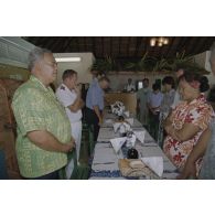 Avant le repas, un membre de la délégation évangélique, padré tahitien, prononce une allocution, lors de la visite du gouvernement et d'élus du territoire polynésien, dont Gaston Flosse, président de la Polynésie française, sur l'atoll de Moruroa, en présence du colonel Delcourt, commandant le site (COMSITE).