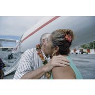 Une habitante remet un collier de fleurs de tiaré à Gaston Flosse, président de la Polynésie française, lors de la visite de membres du gouvernement et d'élus du territoire polynésien sur l'atoll de Moruroa.