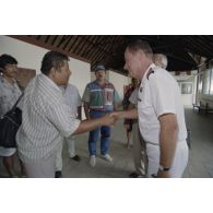 Les membres du gouvernement et les élus du territoire polynésien sont accueillis sur le site de Moruroa par le colonel Delcourt, commandant du site (COMSITE) lors de leur visite.