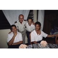 Photographie de groupe de l'équipe du restaurant Le Poséïdon avec le major Lejsek lors de la visite de membres du gouvernement et d'élus du territoire polynésien sur l'atoll de Moruroa.