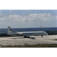 Avion Caravelle SE-210 Torea de l'escadron de transport d'outre-mer (ETOM) 82 à son arrivée sur l'aéroport de Moruroa.