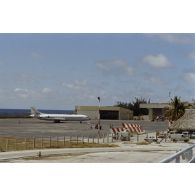 Avion Caravelle SE-210 Torea de l'escadron de transport d'outre-mer (ETOM) 82 à son arrivée sur l'aéroport de Moruroa.