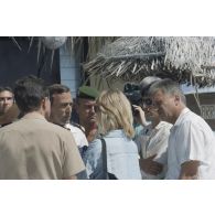 Accueil des journalistes de TF1, dont Marine Jacquemin, à l'aéroport de Moruroa par le capitaine Benessian, le capitaine de corvette Ollivier du SIRPA et le major Léjsek.