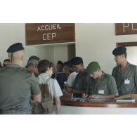 Formalités d'arrivée au guichet d'accueil des passagers militaires tenu par des légionnaires à l'aéroport de Moruroa.