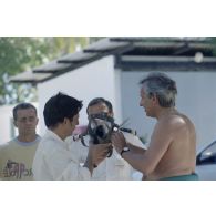 Jean-Jacques de Peretti, ministre de l'Outre-mer, essaie un masque de plongée, en présence du capitaine de corvette Ollivier du SIRPA .