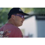 Portrait du major Folon, chef plongeur du service mixte de surveillance radiologique et biologique (SMSRB) de Moruroa lors des préparatifs pour la plongée sous-marine du ministre de l'Outre-mer.