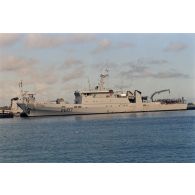 Le patrouilleur La Grâcieuse (P687) à quai au port de l'atoll de Moruroa.