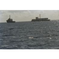Remorquage d'une barge d’enregistrement et de mesure (BEM ou Mesenge) du Commissariat à l’énergie atomique (CEA) par le remorqueur ravitailleur Maroa (A637).