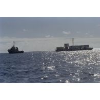 Remorquage d'une barge d’enregistrement et de mesure (BEM ou Mesenge) du Commissariat à l’énergie atomique (CEA) par le remorqueur ravitailleur Maroa (A637).