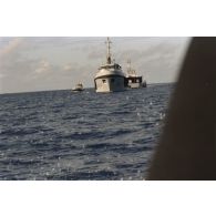 Remorquage d'une barge d’enregistrement et de mesure (BEM ou Mesenge) du Commissariat à l’énergie atomique (CEA) par le remorqueur ravitailleur Maroa (A637).