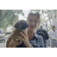 Marine Jacquemin, journaliste de TF1, avec le chien Greenpeace, ou Rainbow Warrior I ou Rainbow Warrior II, mascotte du service mixte de surveillance radiologique et biologique (SMSRB) de Moruroa.