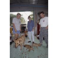 Jean-Jacques de Peretti, ministre de l'Outre-mer, et Marine Jacquemin, journaliste de TF1, avec les chiens Greenpeace, Rainbow Warrior I ou Rainbow Warrior II, mascottes du service mixte de surveillance radiologique et biologique (SMSRB) de Moruroa, lors des préparatifs avant le départ en plongée sous-marine.