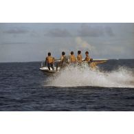Des plongeurs du service mixte de surveillance radiologique et biologique (SMSRB) patrouillent dans un canot Boston.