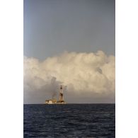 Plateforme autoélévatrice de forage de puits de tir Tila en mer près de Moruroa.