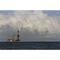 Plateforme autoélévatrice de forage de puits de tir Tila en mer près de Moruroa.