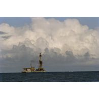 Plateforme autoélévatrice de forage de puits de tir Tila en mer près de Moruroa.