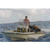 Canot et plongeurs du service mixte de surveillance radiologique et biologique (SMSRB) en mer dans les eaux de Moruroa.