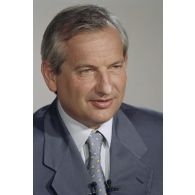 Portrait de Jean-Jacques de Peretti, ministre de l'Outre-mer, lors d'une interview télévisée sur l'atoll de Moruroa.