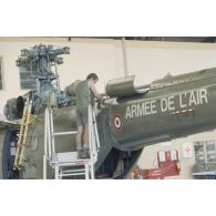 Un mécanicien fait la maintenance du rotor d'un hélicoptère Puma SA-330 de l'escadron de transport d'hélicoptères d'outre-mer (ETOM) 52 à Moruroa.