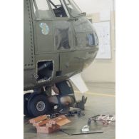 Un mécanicien fait la maintenance d'un hélicoptère Puma SA-330 de l'escadron de transport d'hélicoptères d'outre-mer (ETOM) 82 à Moruroa.