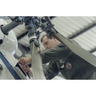 Un mécanicien fait la maintenance du rotor d'un hélicoptère Super Puma de l'escadron de transport d'hélicoptères d'outre-mer (ETOM) 52.