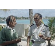 Le général de corps aérien Paul Véricel, directeur des centres d'expérimentation nucléaire (DIRCEN), reçoit Jean-Jacques de Peretti, ministre de l'Outre-mer, sur l'atoll de Morurua.