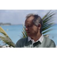 Portrait du Jean-Jacques de Peretti, ministre de l'Outre-mer, reçu sur l'atoll de Morurua.