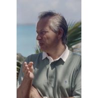 Portrait du Jean-Jacques de Peretti, ministre de l'Outre-mer, reçu sur l'atoll de Morurua.
