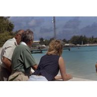 Jean-Jacques de Peretti, ministre de l'Outre-mer, et Marine Jacquemin, journaliste de TF1, en compagnie du colonel M. Bertrand, commandant en second (CSD) de la base interarmées (BIA) sur l'atoll de Morurua.