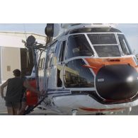 Ravitaillement en carburant d'un hélicoptère Super-Puma de l’escadron de transport d’hélicoptères d’outre-mer (ETOM) 82 stationné sur l'aéroport de l'atoll de Moruroa.