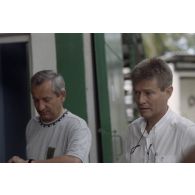 Jean-Jacques de Peretti, ministre de l'Outre-mer, et Christian Le Duc, chargé de production de l’ECPA, lors des préparatifs avant le départ en plongée sous-marine sur l'atoll de Moruroa.