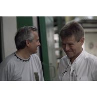 Jean-Jacques de Peretti, ministre de l'Outre-mer, et Christian Le Duc, chargé de production de l’ECPA, lors des préparatifs avant le départ en plongée sous-marine sur l'atoll de Moruroa.