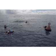 Jean-Jacques de Peretti, ministre de l'Outre-mer, et Marine Jacquemin, journaliste de TF1, s'engagent dans une plongée sous-marine, avec des plongeurs du groupe de prélèvements biologiques du service mixte de surveillance radiologique et biologique (SMSRB), dans le lagon de l'atoll de Moruroa, depuis la bouée marquant l'emplacement d'un puits de tir d'expérimentation nucléaire sous lagon.