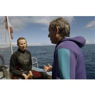 Interview de Jean-Jacques de Peretti, ministre de l'Outre-mer, par Marine Jacquemin, journaliste de TF1, à la remontée de leur plongée sous-marine, à bord du canot du groupe de prélèvements biologiques du service mixte de surveillance radiologique et biologique (SMSRB), dans le lagon de l'atoll de Moruroa.