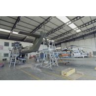 Montage d'hélicoptères Puma SA-330 de l’escadron de transport d’outre-mer (ETOM) 52 et Super-Puma AS-332 dans un hangar de l'atoll de Moruroa.