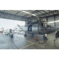 Montage d'un hélicoptère Puma SA-330 dans un hangar de l’escadron de transport d’outre-mer (ETOM) 82 de Moruroa.