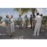 Le général de corps aérien Paul Véricel, directeur des centres d'expérimentation nucléaire (DIRCEN), reçoit Jean-Jacques de Peretti, ministre de l'Outre-mer, sur l'atoll de Morurua.