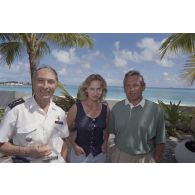 Le général de corps aérien Paul Véricel, directeur des centres d'expérimentation nucléaire (DIRCEN), reçoit Jean-Jacques de Peretti, ministre de l'Outre-mer, et Marine Jacquemin, journaliste de TF1.