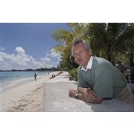 Jean-Jacques de Peretti, ministre de l'Outre-mer, devant la plage sur l'atoll de Morurua.