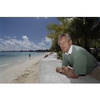 Jean-Jacques de Peretti, ministre de l'Outre-mer, devant la plage sur l'atoll de Morurua.