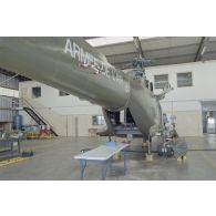 Montage du système de transmission de l'ECPA de l’escadron de transport d’outre-mer (ETOM) 52 dans un hangar de l'atoll de Moruroa.