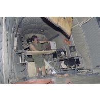 Montage du système de transmission de l'ECPA dans l'hélicoptère de l’escadron de transport d’outre-mer (ETOM) 52 dans un hangar de l'atoll de Moruroa.