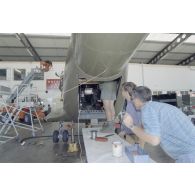 Montage du système de transmission de l'ECPA dans l'hélicoptère de l’escadron de transport d’outre-mer (ETOM) 52 dans un hangar de l'atoll de Moruroa, en présence de Christian Dion, technicien vidéo de l'ECPA.